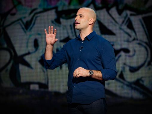 Click to play Sam Kass: Quer ensinar bem as crianças? Alimente-as bem.