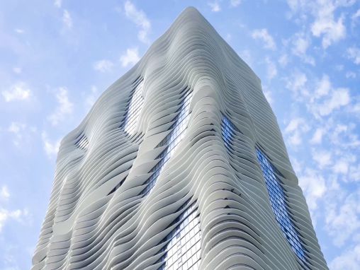 Click to play Jeanne Gang: Edifícios que combinam natureza e cidade