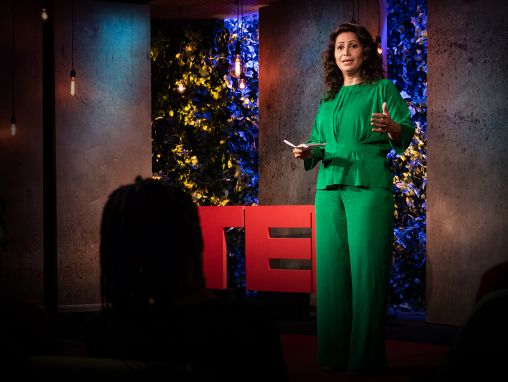 Click to play Özlem Cekic: ¿Por qué tomo un café con gente que me envía correos de odio?