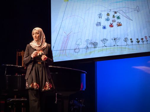 Click to play Aala El-Khani: Como é ser pai e mãe numa zona de guerra