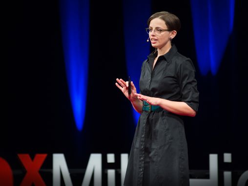 Click to play Amy Adele Hasinoff: Cómo practicar sexting seguro