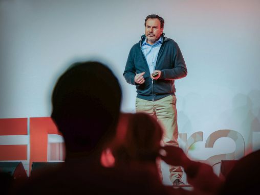 Click to play Simon Anholt: Cilin do votojë pjesa tjetër e botës në zgjedhjet e vendit tuaj?