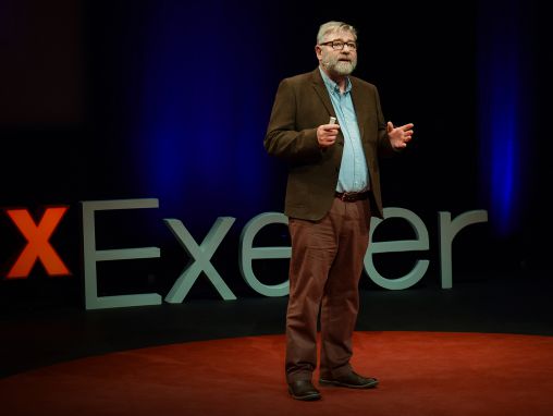 Click to play آلان كريكمور: كيف تساعد رواية القصص الآباء في السجون على استمرار التواصل مع أبنائهم