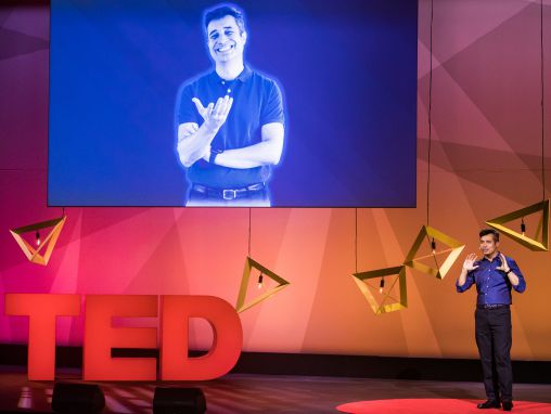 Click to play Julio Gil: Julio Gil habla en TED@UPS