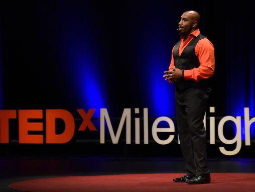 Click to play Theo E.J. Wilson: Un hombre negro infiltrado en la derecha alternativa