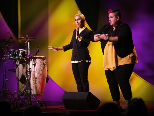 Click to play مدام غاندي وأمبر غالووي-غاليغو: إتاحة الوصول إلى الموسيقى ذات الرسالة