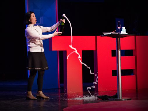 Click to play لي وي تان: علم الفقاقيع المُدهِش: من الصابون إلى الشمبانيا