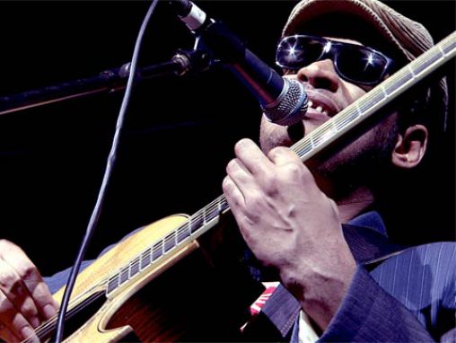 Click to play Raul Midon interprète "Everybody" et "Peace on Earth"