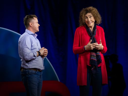 Click to play باولا ستون ويليامز وجوناثان ويليامز: قصة تحول جنسي للوالد وخلاص الابن