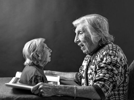 Click to play توني لوتشياني: رحلة مصوَّرة لابن مع أمه المصابة بالخرف