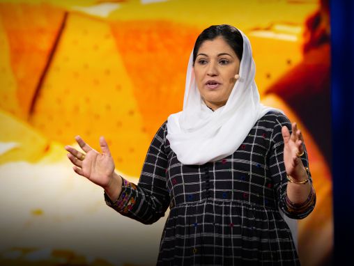 Click to play شاد بيجوم: كيف تصنع النساء في باكستان التغيير السياسي