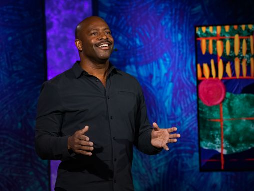 Click to play ليلاند ميلفن: عنِ الفضولِ وتغيّرِ المنظور، هذه قصّةُ رائدِ الفضاءِ ليلاند