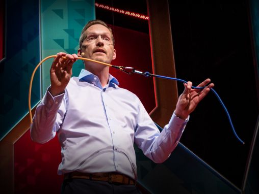 Click to play كارل سكونيمون: رقائق الكمبيوتر ذاتية التجميع في المستقبل