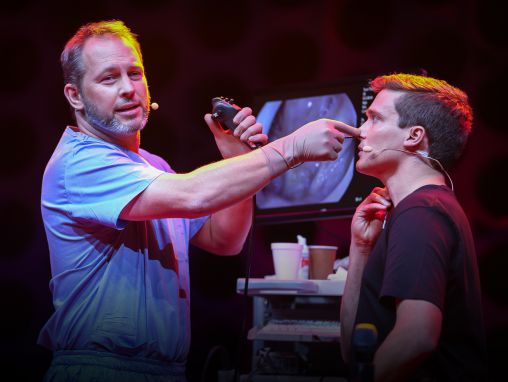 Click to play 톰 썸 & 매튜 브로드허스트(Tom Thum and Matthew Broadhurst): 비트박스할 때 목에서 어떤 변화가 생길까요?