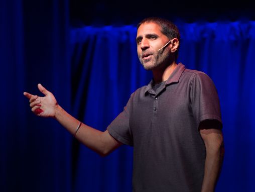 Click to play بي جي بارمار: كيف يمكن للأطباء مساعدة ذوي الدخل المحدود والحصول على أرباح من ذلك