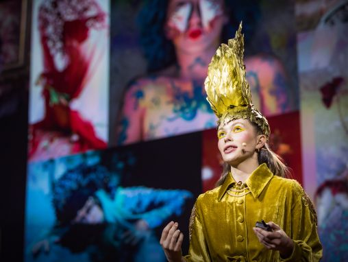 Click to play Uldus Bakhtiozina: İnsanları, olmayı hayal ettikleri şeylere dönüştüren portreler