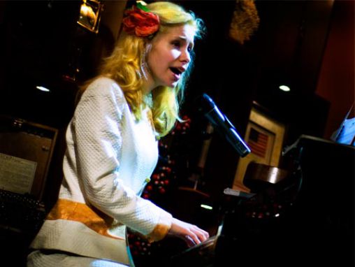 Click to play Nellie McJay chante "The Dog Song"