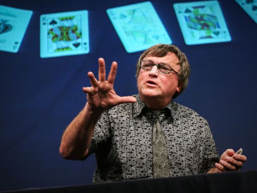 Click to play Lennart Green fait des tours de cartes rapprochés