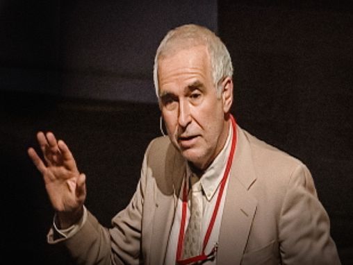 Click to play Ian Dunbar parle d'éducation canine respectueuse du chien.