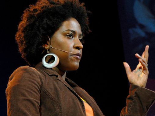 Click to play Ory Okolloh sur comment devenir un activiste