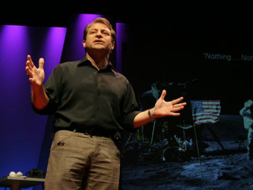 Click to play Peter Diamandis parle de notre prochain bond de géant
