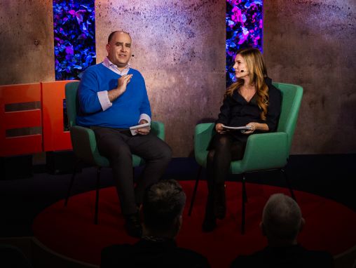 Click to play روي باهات و برايان فريدمان: كيف نجد الكرامة في العمل؟