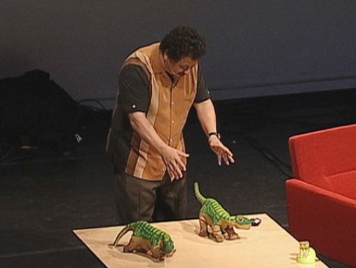 Click to play Caleb Chung joue avec Pleo