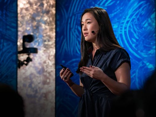 Click to play ليز كلينروك: كيف نعلّمُ الاطفال الحديث عن مواضيع محظورة