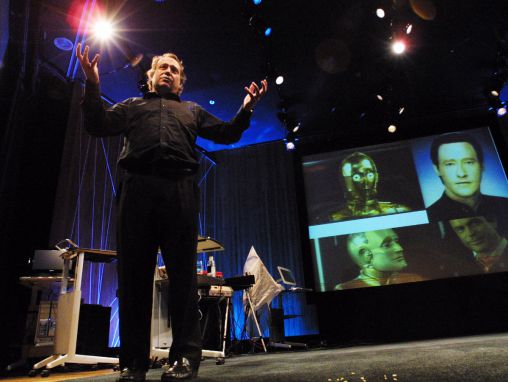 Click to play Rodney Brooks dit que les robots vont envahir nos vies