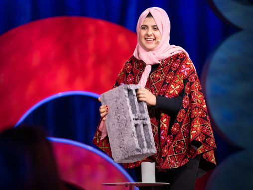 Click to play مجد المشهراوي: كيف أصنع قوالب الطوب من الرماد والأنقاض في غزة