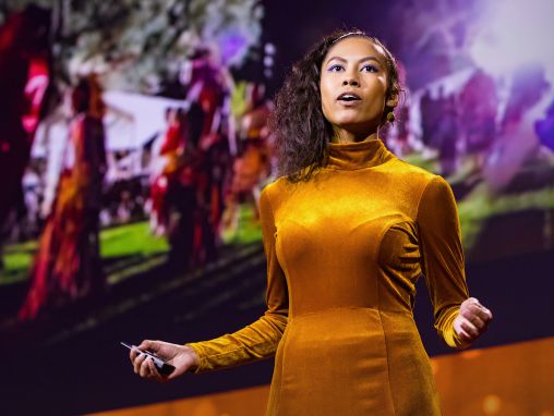 Click to play Kayla Briët: Neden sanatla uğraşıyorum? Gelecek nesillere zaman kapsülleri yaratmak için