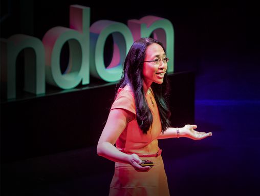 Click to play يوجينيا تشنغ: الرياضيات المُجرّدة: أداة غير متوقعة لفهم عدم التساوي