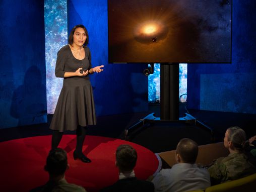 Click to play سارة ت.ستيوارت: من أين جاء القمر؟ نظرية جديدة