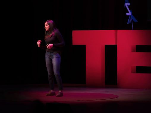 Kriti Sharma: Cómo matener la inteligencia artifical al margen de prejuicios humanos