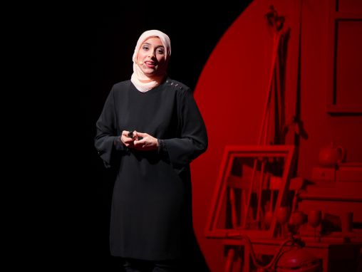 Click to play Fatima AlZahra'a Alatraktchi: Për të zbuluar sëmundjet më herët, le të flasim gjuhën sekrete të bakterieve