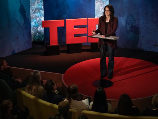 Click to play إيف بيرلمان: كيفية إجراء حواراتٍ بين أشخاص يتخالفون في الرأي