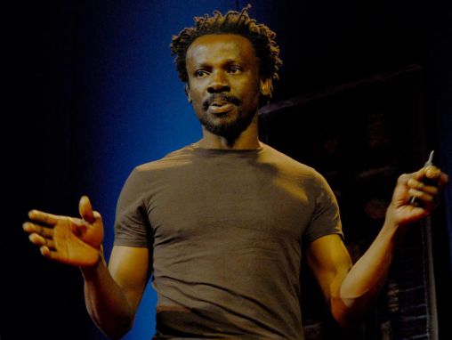 뉴턴 애둬카가 "에즈라"에 대한 이야기를 들려줍니다.