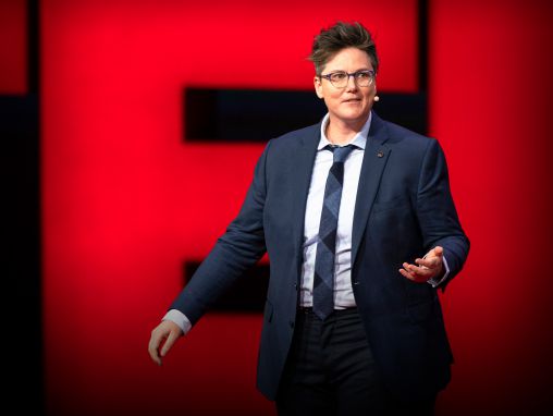 Click to play Hana Getsbi (Hannah Gadsby): Tri ideje. Tri protivrečnosti. Ili možda ne.