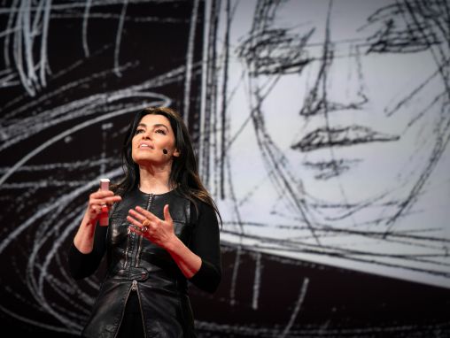 Click to play Es Devlin: Esculturas alucinantes que fusionan música y tecnología