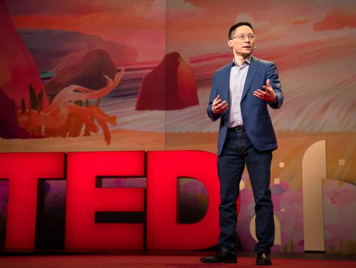 Click to play Erik Lju (Eric Liu): Kako da oživite veru u demokratiju