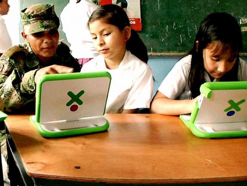 Click to play Nicholas Negroponte amène l'OLPC en Colombie