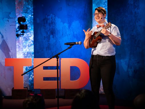 Click to play Linsday Amer: Por qué los niños necesitan aprender sobre el género y la sexualidad