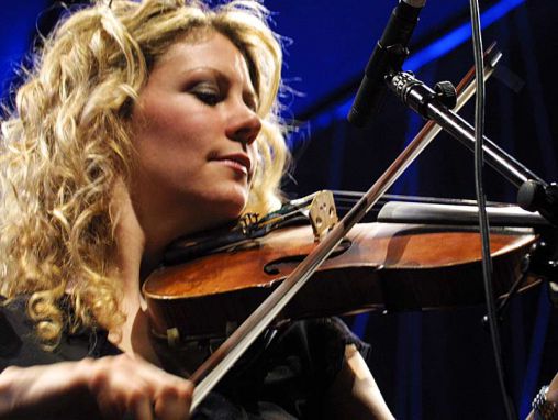 Click to play MacMaster + Leahy jouent du violon