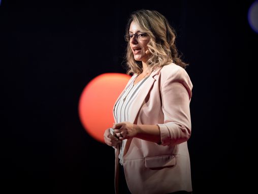 Click to play Ивон Роман: Како полицајките ги прават заедниците побезбедни