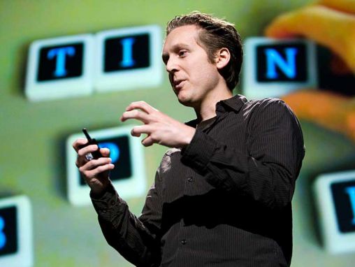 Click to play David Merrill présente les Siftables, les cubes de jeu qui pensent.