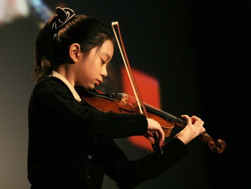 Click to play Serina Huang očarava violinom