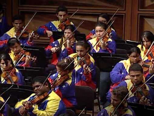 Click to play Gustavo Dudamel dirige l'Orchestre Teresa Carreño Youth Orchestra.