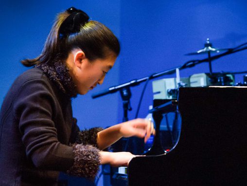 Женнифер Лин: 14 настай охины цээжээрээ зохиосон хөгжим