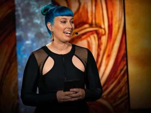 Click to play Becca McCharen-Tran: Une mode qui célèbre toutes les morphologies, avec audace et sans complexe.