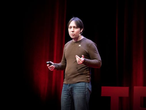 Click to play David Peterson: Pourquoi le langage est la plus grande invention de l'humanité